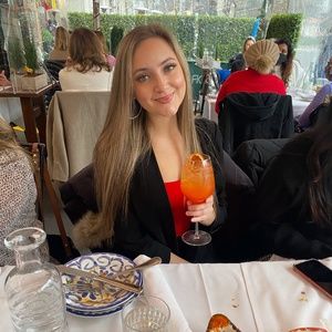 Meet your Posher, Adina